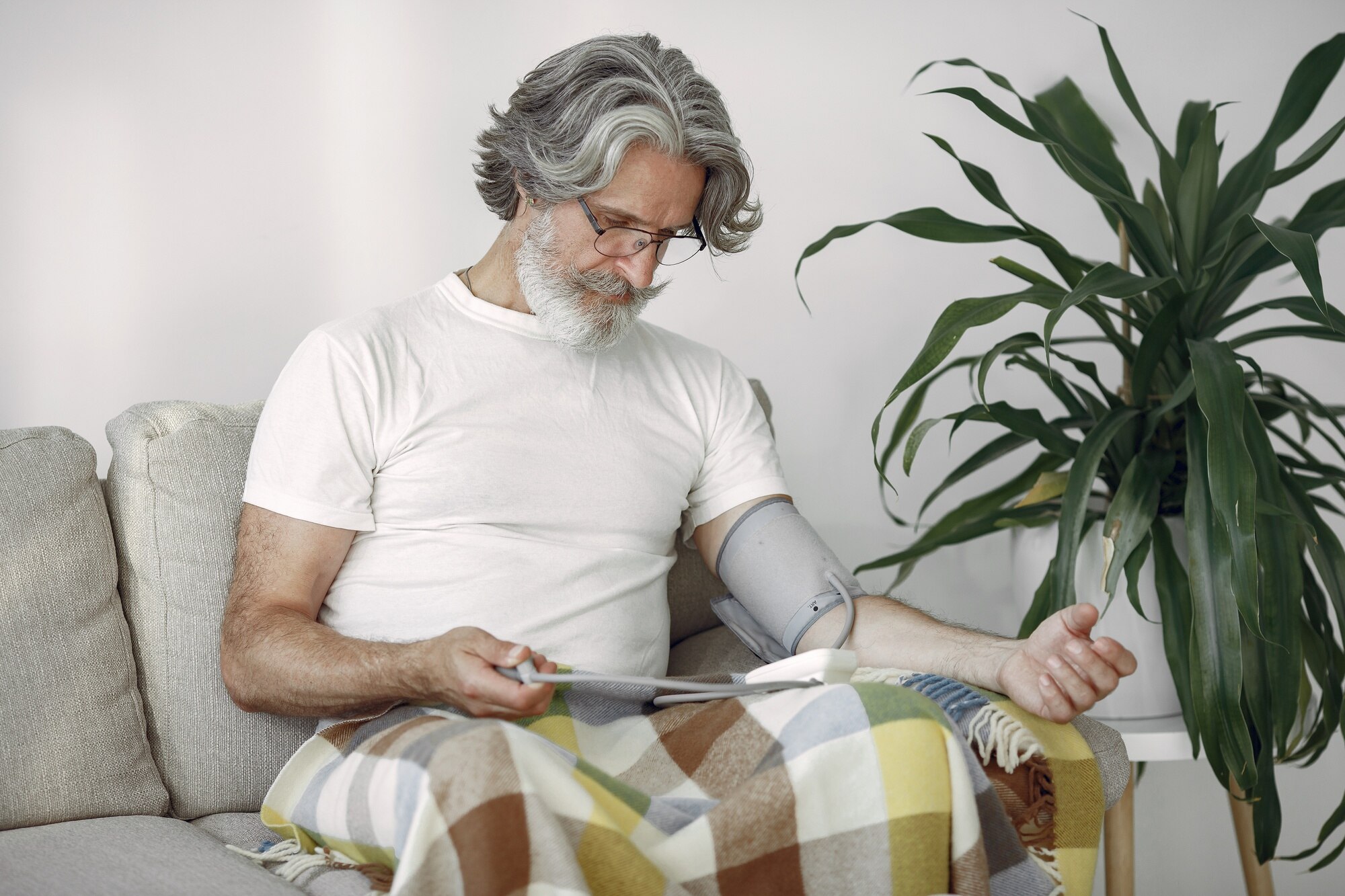 Pareja de adultos mayores caminando tranquilamente en un parque de México